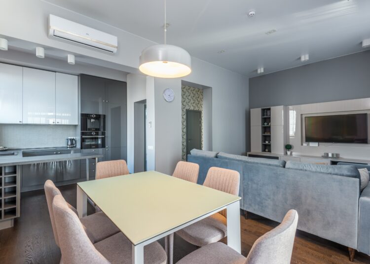 «Κούρσα» τιμών για επιπλωμένα διαμερίσματα