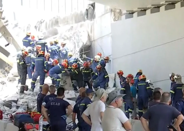 Πάτρα: Έπεσε τμήμα γέφυρας στην Περιμετρική – ‘Ενας νεκρός ,οχτώ τραυματίες και εγκλωβισμένοι