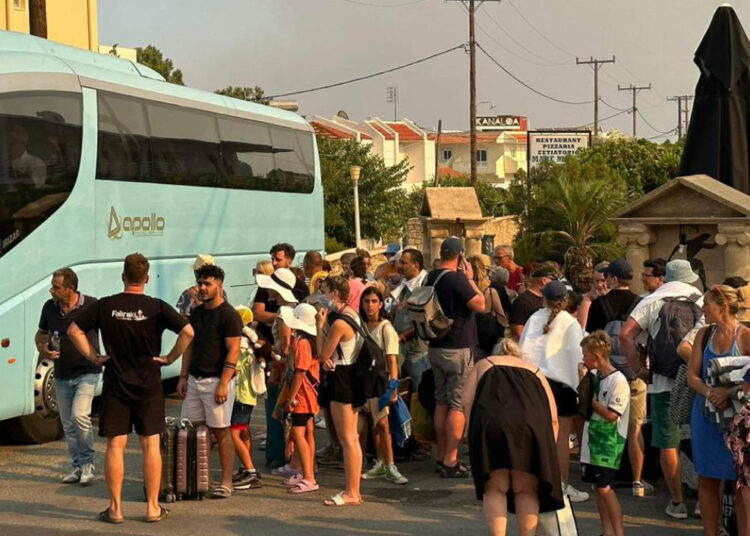 Πρωτοφανής επιχείρηση διάσωσης στη Ρόδο: Οργανωμένες εκκενώσεις 30.000 ανθρώπων με όλα τα μέσα