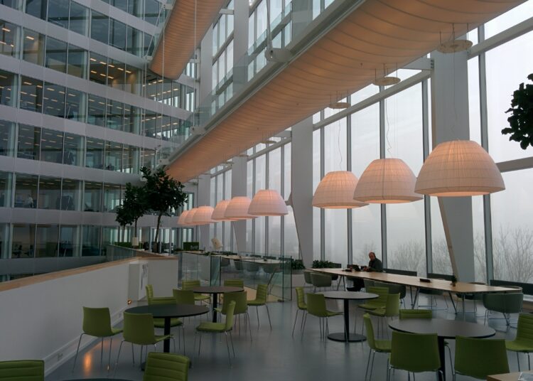 Πάνω από το ένα τρίτο των γραφείων παγκοσμίως μένουν κενά όλη την εβδομάδα