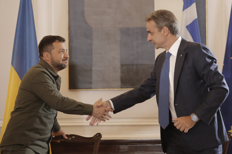 Ο πρωθυπουργός Κυριάκος Μητσοτάκης και ο Πρόεδρος της Ουκρανίας Vlodymyr Zelensky (Βολοντιμίρ Ζελένσκι) (ανταλλλάσσουν χειραψία ΑΠΕ-ΜΠΕ ΚΩΣΤΑΣ ΤΣΙΡΩΝΗΣ