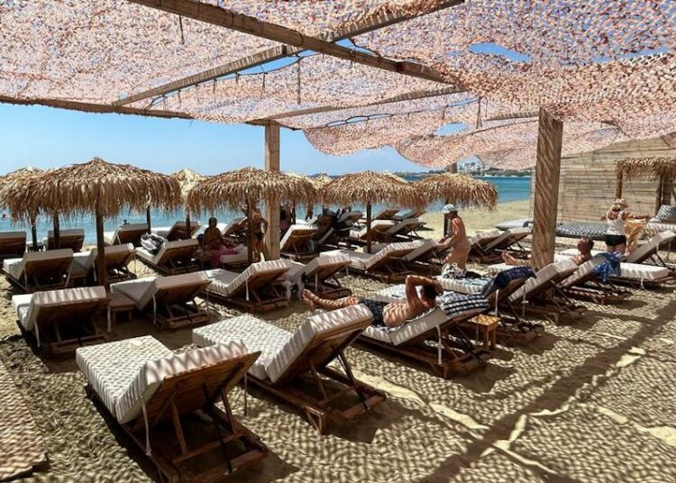 “Έφοδος” στις παραλίες της Τήνου – Συνολικά 3.000 τ.μ. αιγιαλού και παραλιών “απελευθερώνονται”- Στο αυτόφωρο επιχειρηματίας