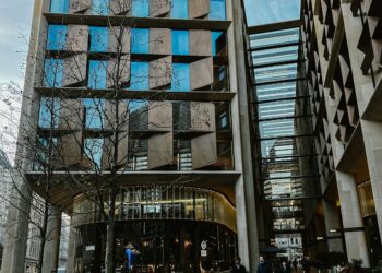 Bloomberg: H Ελλάδα επιστρέφει στην επενδυτική ελίτ, μετά την αναβάθμιση της επενδυτικής αξιολόγησης της από την Scope Rating