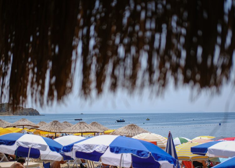 “Έφοδος” στις παραλίες της Τήνου – Συνολικά 3.000 τ.μ. αιγιαλού και παραλιών “απελευθερώνονται”- Στο αυτόφωρο επιχειρηματίας