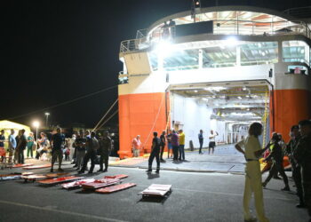 Σε επιβατηγό πλοίο στο λιμάνι της Αλεξανδρούπολης μεταφέρθηκαν ασθενείς από το Γενικό Νοσοκομείο της πόλης