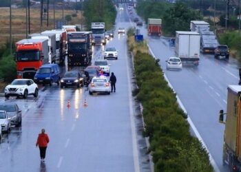 Κλειστή η  εθνική οδός Αθηνών-Θεσσαλονίκης στο ύψος της Λάρισας-Κομμένη στα δύο η χώρα