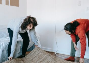 Eurostat: Σε ηλικία 30,7 ετών φεύγουν οι νέοι στην Ελλάδα από  το σπίτι των γονιών τους – 4 χρόνια αργότερα σε σχέση με τους νέους στην ΕΕ