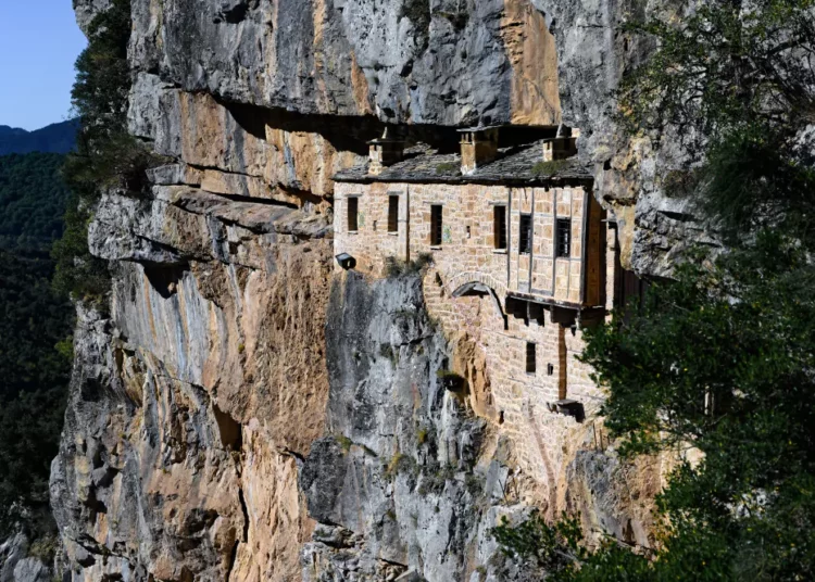 Μονή Κηπίνας: Στο εσωτερικό ενός μοναστηριού που κόβει την ανάσα