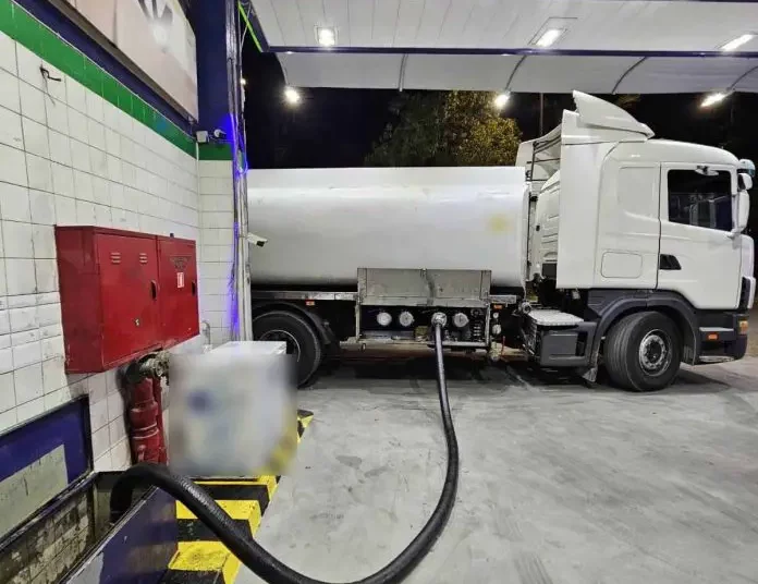 Εξαρθρώθηκε κύκλωμα που εισήγαγε από τη Βουλγαρία χημικούς διαλύτες, για τη νόθευση υγρών καυσίμων – κατασχέθηκαν πάνω από 29 τόνοι μείγματος χημικών διαλυτών και 4 βυτιοφόρα