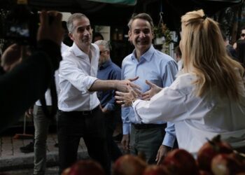Επίσκεψη Κυρ. Μητσοτάκη και Κ. Μπακογιάννη στην πλατεία Βικτωρίας