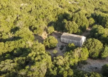 Το μικρό εκκλησάκι των Ταξιαρχών και η παράδοση με τον βοσκό που βρήκε την εικόνα. Δείτε τις εικόνες από το κρυμμένο εκκλησάκι