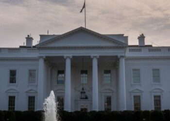 Ο Λευκός Οίκος καταδικάζει τα “αντισημιτικά ψεύδη” του Ίλον Μασκ