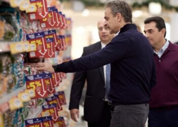 Ο πρωθυπουργός Κυριάκος Μητσοτάκης επισκέφθηκε σούπερ μάρκετ στη λεωφόρο Αθηνών