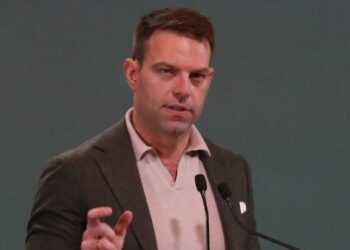 Στ. Κασσελάκης: “Ο Έλληνας φτωχοποιείται. Έτσι πήραμε την επενδυτική βαθμίδα”