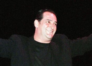 Πέθανε ο σπουδαίος λαϊκός τραγουδιστής Βασίλης Καρράς