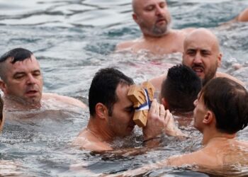 Με ιδιαίτερη λαμπρότητα τελέστηκε ο αγιασμός των υδάτων σε διάφορες περιοχές της χώρας