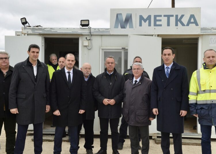 Ο Χρήστος Σταϊκούρας σε εργοτάξιο του Προαστιακού Σιδηροδρόμου Δυτικής Αττικής