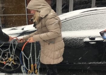 Υποχρεωτικές οι αντιολισθητικές αλυσίδες από τη Δευτέρα στην Αττική – Χιονίζει στα ορεινά της Εύβοιας