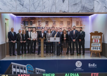 ΧΑ: Ο Διευθύνων Σύμβουλος της Autohellas κ. Ευτύχιος Βασιλάκης κήρυξε την έναρξη της συνεδρίασης χτυπώντας το παραδοσιακό καμπανάκι.