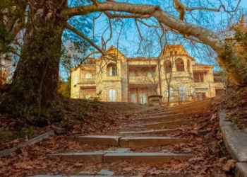 Ανάκτορα στο Τατόι: Η ιστορία της θερινής κατοικίας της βασιλικής οικογένειας