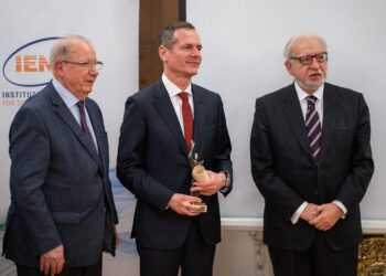 Βράβευση του Μ. Μανουσάκη(ΑΔΜΗΕ) από το ΙΕΝΕ για τη συμβολή του στην υλοποίηση των ηλεκτρικών διασυνδέσεων της χώρας