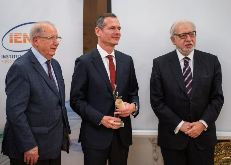 Βράβευση του Μ. Μανουσάκη(ΑΔΜΗΕ) από το ΙΕΝΕ για τη συμβολή του στην υλοποίηση των ηλεκτρικών διασυνδέσεων της χώρας
