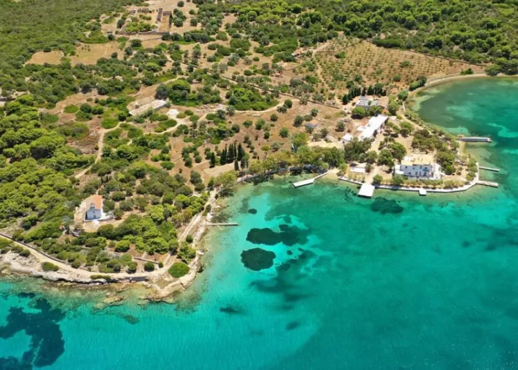 Πεταλιοί Εύβοιας: Το νησί των επιχειρηματιών και των διασήμων