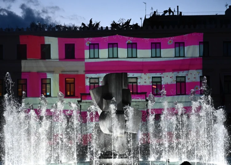 Παγκόσμια Ημέρα Γυναικών: Με τη ροζ σημαία της Γεωργίας Λαλέ «ντύθηκε» το δημαρχείο της Αθήνας