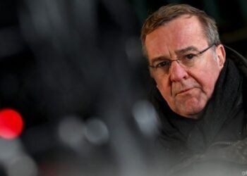 Γερμανός Υπ. Άμυνας : Η Ρωσία διεξάγει έναν “πόλεμο πληροφοριών”. Επιδιώκει να μας διχάσει