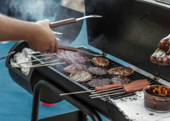 Τι είναι η Τσικνοπέμπτη και τι συμβολίζει;- Τα έθιμα ανά την Ελλάδα
