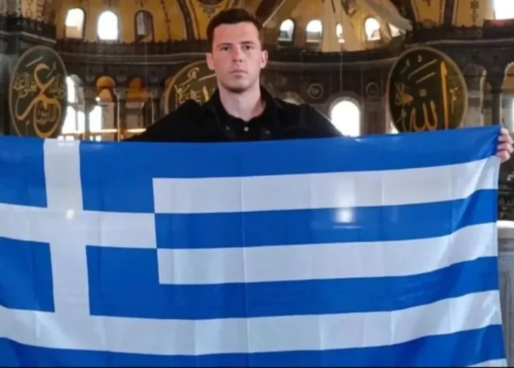 Έλληνας άνοιξε τη σημαία στην Αγία Σοφία και έγραψε «Αγαπημένη μου Πόλη, για πάντα Ελληνική» – Αντιδράσεις στην Τουρκία