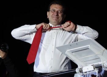 «Αυτή δεν είναι παρά μόνο η αρχή»: Αγαλλίαση στις τάξεις των υποστηρικτών της αντιπολίτευσης τη βραδιά των δημοτικών εκλογών στην Τουρκία