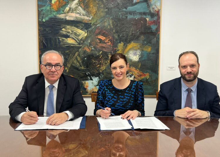 Νίκος Παπαθανάσης: Υπογραφή επιχειρησιακής συμφωνίας με την Attica Bank για παροχή δανείων από το Ταμείο Ανάκαμψης και Ανθεκτικότητας