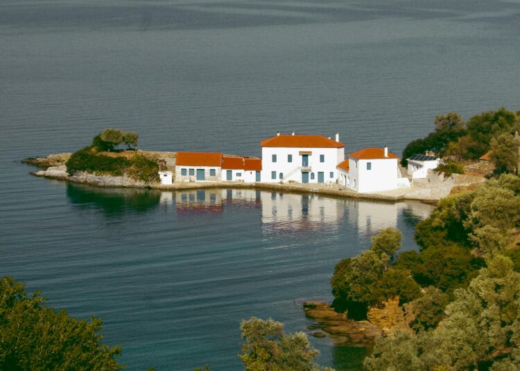 Ανοίγει 1η Μαΐου η πλατφόρμα για αιτήσεις επαγγελματιών του τουρισμού που επλήγησαν από την κακοκαιρία