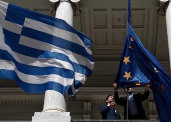 7 στους 10 Έλληνες θεωρούν ότι η χώρα ωφελήθηκε από την ένταξη στην ΕΕ