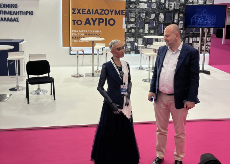 Στασινός και Sophia the robot «τα είπαν» για ΤΕΕ και AI στη Θεσσαλονίκη