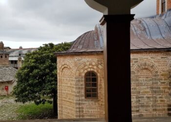 Στον Άγιο Δημήτριο τμήμα του Άρραφου Χιτώνος του Ιησού από τη Μονή Παντοκράτορος του Αγίου Όρους