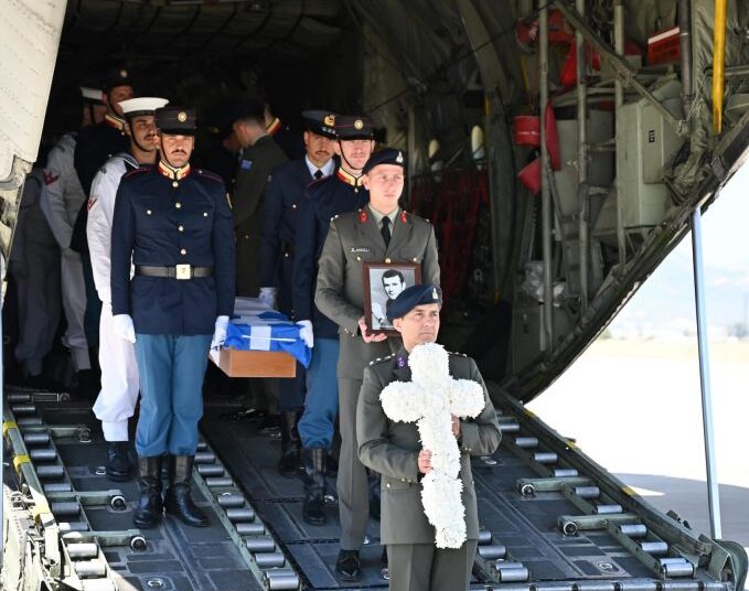 Στην Ελλάδα τα οστά εννέα αγνοούμενων πεσόντων Ελλήνων στρατιωτών στην Κύπρο – Δείτε φωτογραφίες