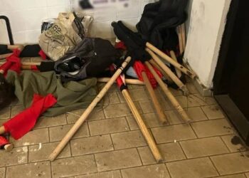 ΕΛΑΣ: 28 συλλήψεις κατά την επιχείρηση εκκένωσης της Νομικής- Κατασχέθηκαν ρόπαλα, κράνη και πανό