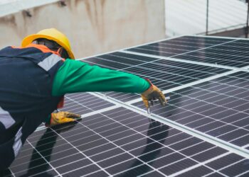 Πώς η Ευρώπη θα βάλει φωτοβολταϊκά σε 56 εκατ. κατοικίες