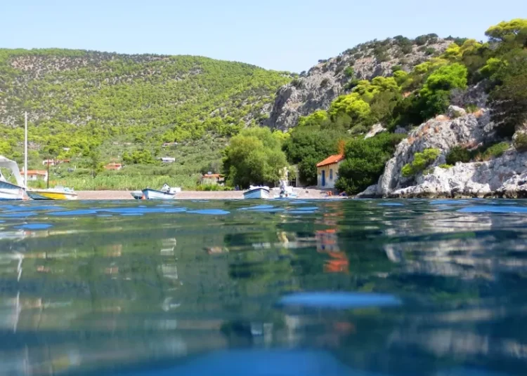 Παραλίες στην Αττική: Τρεις επιλογές που θυμίζουν νησί