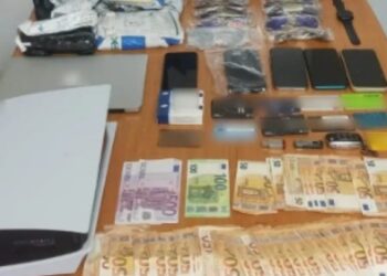 «Ξεσκεπάστηκε» συμμορία που διέπραττε διαδικτυακές απάτες – Πάνω από 150.000 ευρώ η «λεία» της