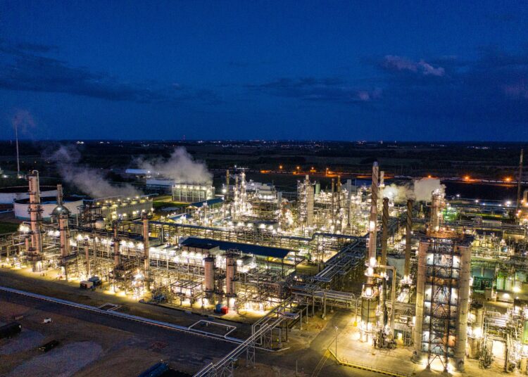 Υπουργείο Οικονομικών: Εκτακτη εισφορά και για το 2023 στα κέρδη των διυλιστηρίων