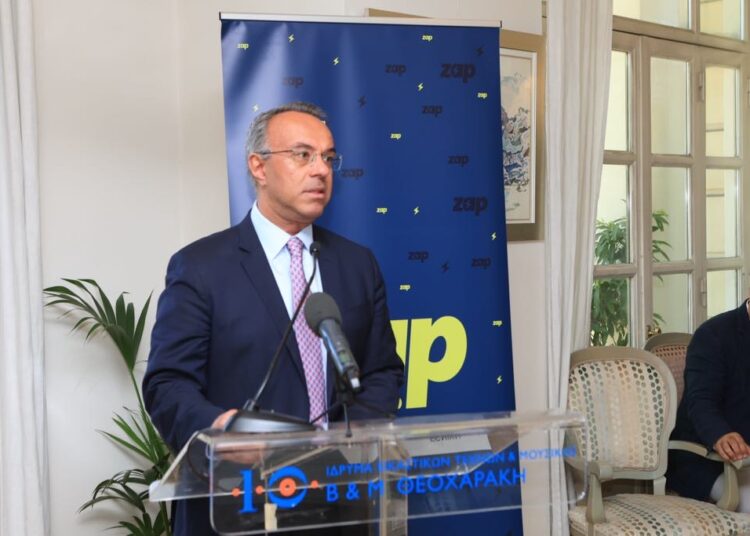 Χρ.Σταϊκούρας: «Επιπλέον κίνητρα στους αυτοκινητιστές για ηλεκτρικά οχήματα ταξί»