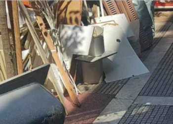 «Τσουχτερή καμπάνα» από τον δήμαρχο σε πολίτη που παράτησε ογκώδη αντικείμενα στο δρόμο