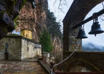 Η Παναγία Στάνα που είναι χτισμένη μέσα στα γρανιτένια βράχια