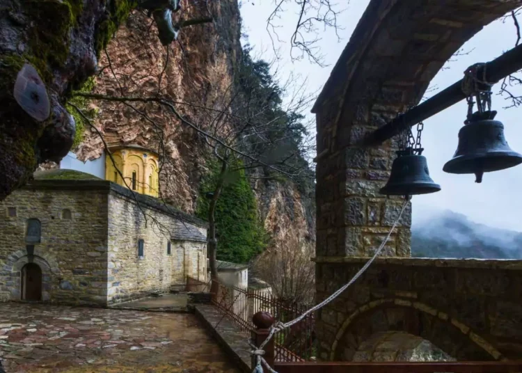 Η Παναγία Στάνα που είναι χτισμένη μέσα στα γρανιτένια βράχια