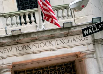 Wall Street: Ισχυρός πτωτικός κίνδυνος αν αποσυρθεί ο Μπάιντεν