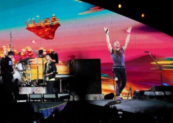 Coldplay: Το βίντεο κλιπ του «Feels Like I’m Falling in Love» από τη σκηνή του Ηρωδείου