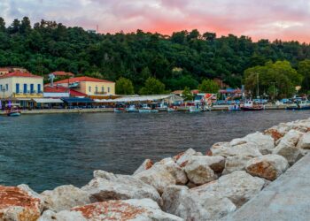 Ποιοι είναι οι 65 οικονομικοί προορισμοί για οικογενειακές διακοπές στην ηπειρωτική Ελλάδα